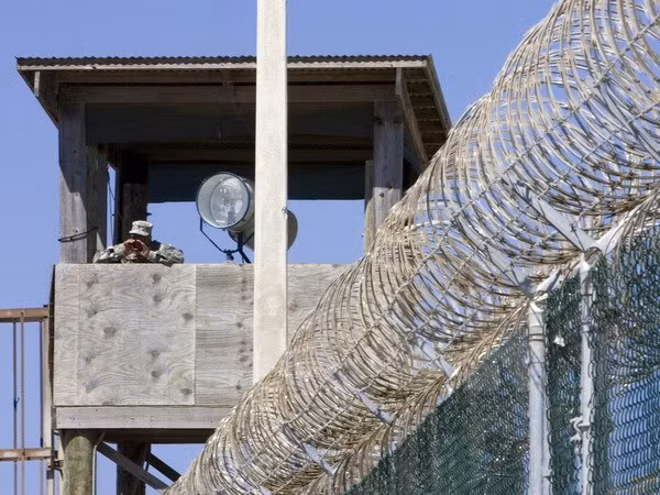 my thuc hien dot chuyen tu nhan lon nhat khoi nha tu guantanamo