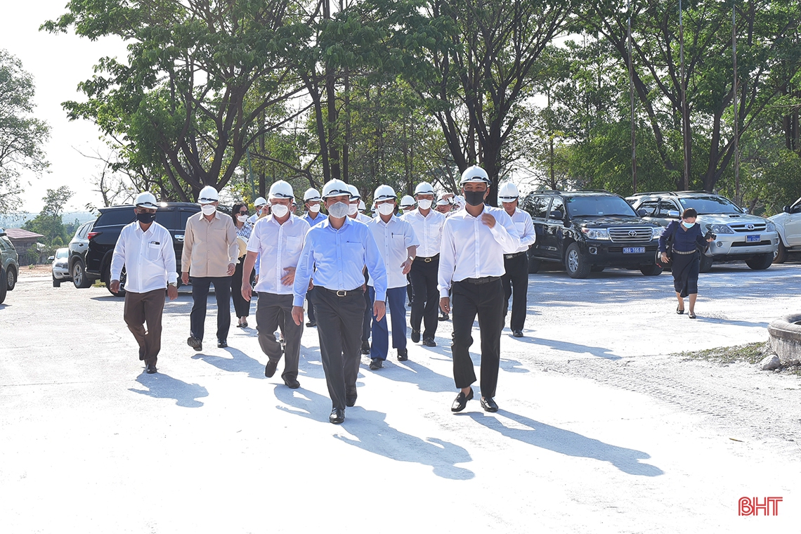 Lãnh đạo Hà Tĩnh chúc tết cổ truyền Bunpimay tỉnh Khăm Muộn