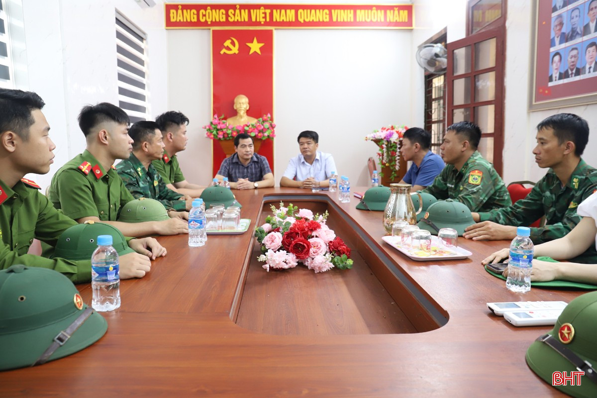Chủ tịch Ủy ban MTTQ Trần Nhật Tân trao đổi với lực lượng trực phòng chống bão tại xã Sơn Kim 1.