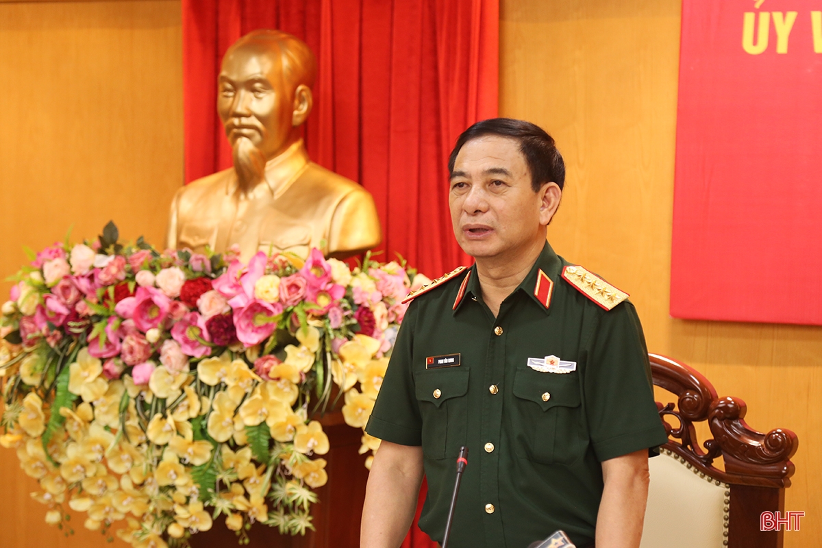 Bộ trưởng Bộ Quốc phòng dâng hương tại Ngã ba Đồng Lộc