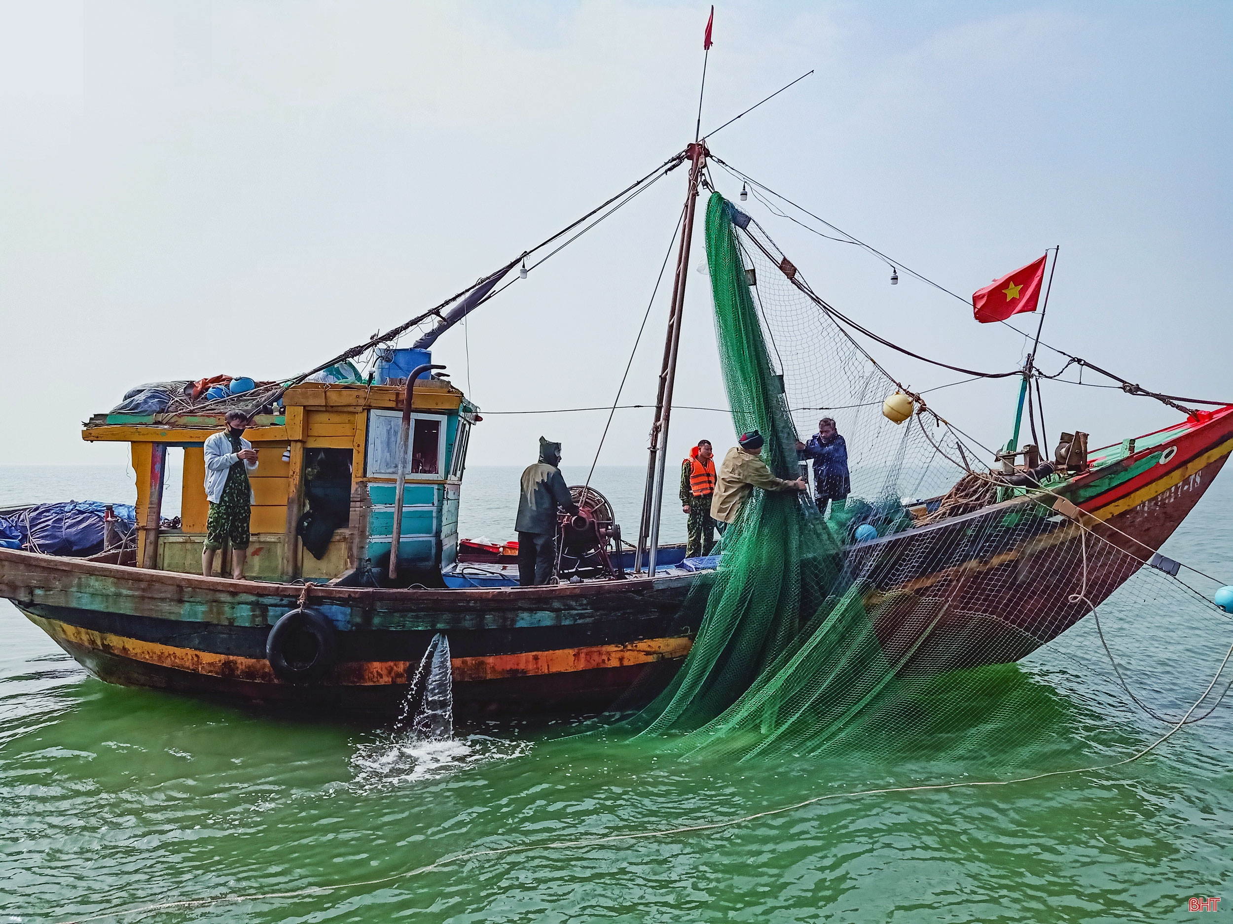 Vấn nạn tàu giã cào trên vùng biển Hà Tĩnh (bài 2): Làm gì để trả lại bình yên cho ngư dân?