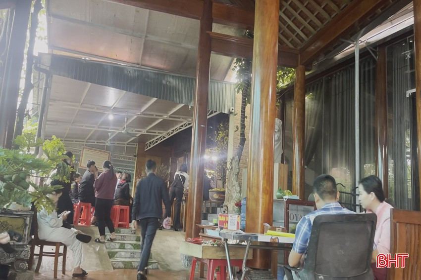 Người vào ra, tập trung đông đúc tại tư gia nhà "thầy" Hùng.