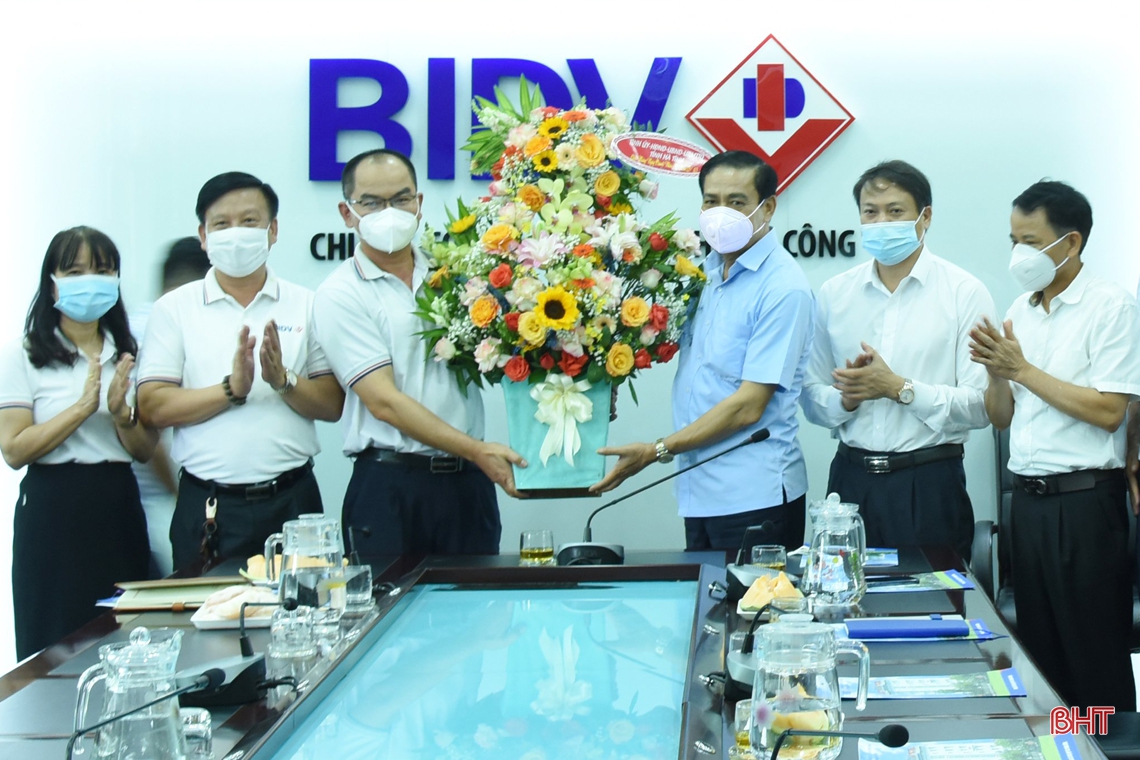 Chủ tịch UBND tỉnh Võ Trọng Hải chúc mừng các doanh nghiệp nhân ngày Doanh nhân Việt Nam