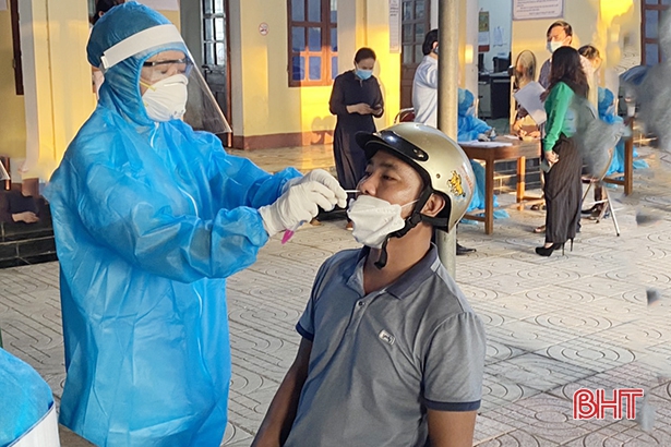 Theo chân tổ truy vết, lấy mẫu test nhanh COVID-19 trong vùng phong tỏa ở TX Kỳ Anh