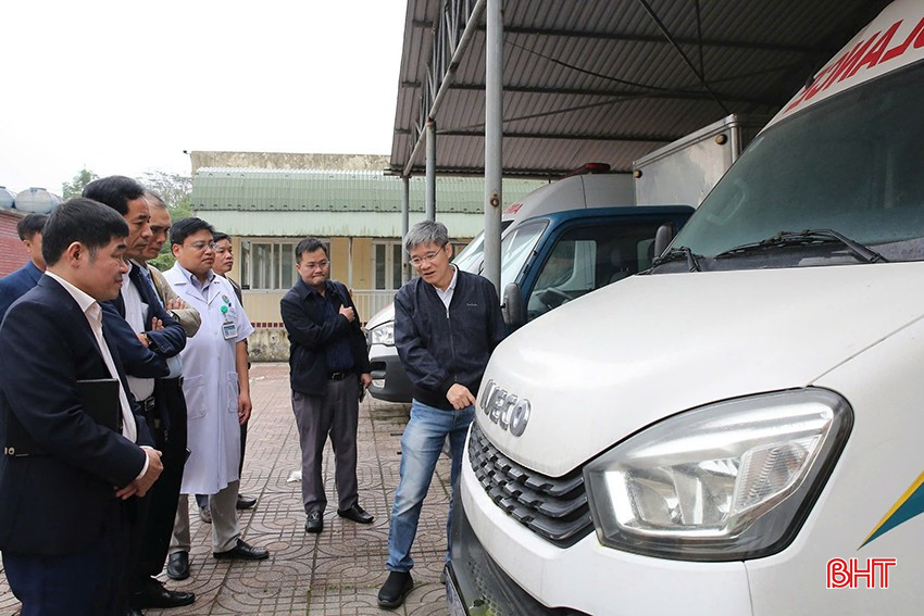 TS. BS Phùng Nam Lâm - Phó Tổng Giám đốc chuyên môn Hệ thống Y tế Vinmec khảo sát về trang thiết bị cấp cứu ngoại viện ở Hà Tĩnh.