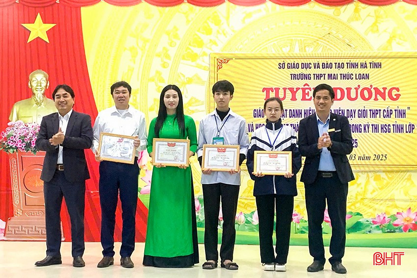 Cô Trần Thị Cảnh Thuần (áo dài xanh) và em Phạm Thị Quỳnh Trang (thứ hai từ phải qua) trong lễ tuyên dương của Trường THPT Mai Thúc Loan sau thành tích từ kỳ thi học sinh giỏi tỉnh năm học 2024 - 2025.