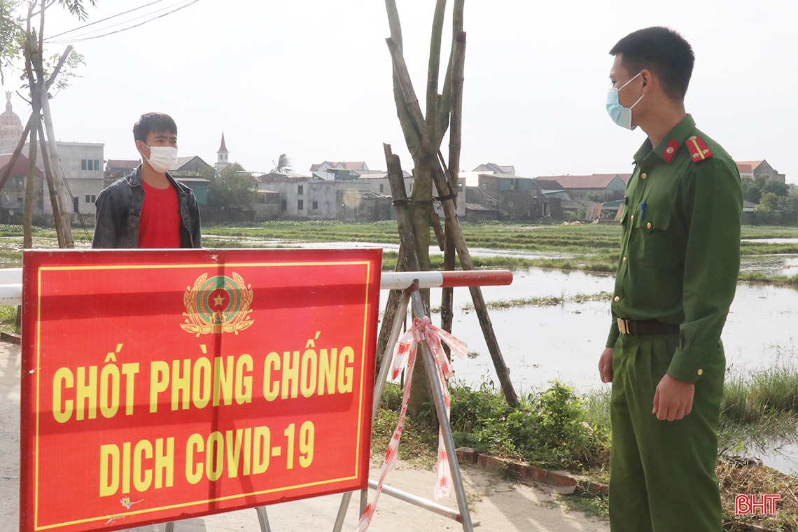 Công an xã Thạch Long nỗ lực chung tay ngăn dịch lây lan trong cộng đồng