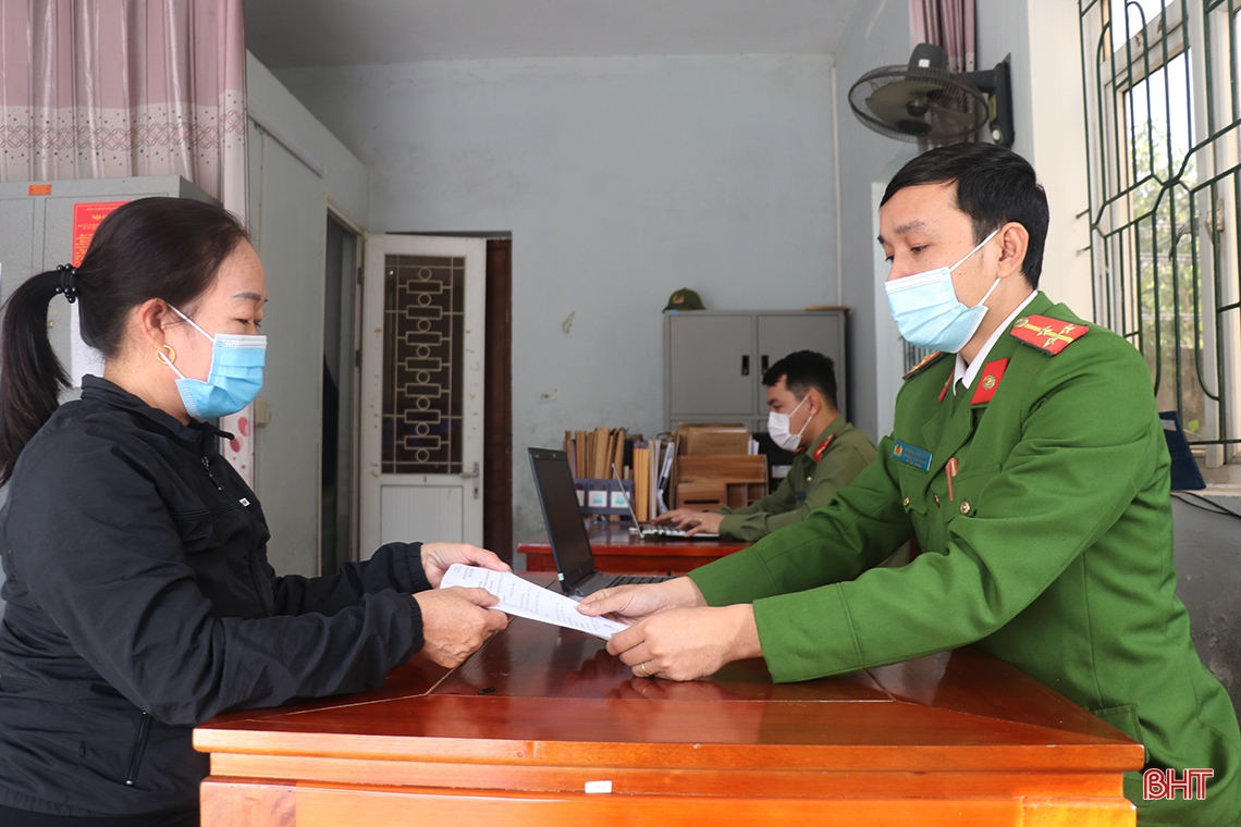 Công an xã Thạch Long nỗ lực chung tay ngăn dịch lây lan trong cộng đồng