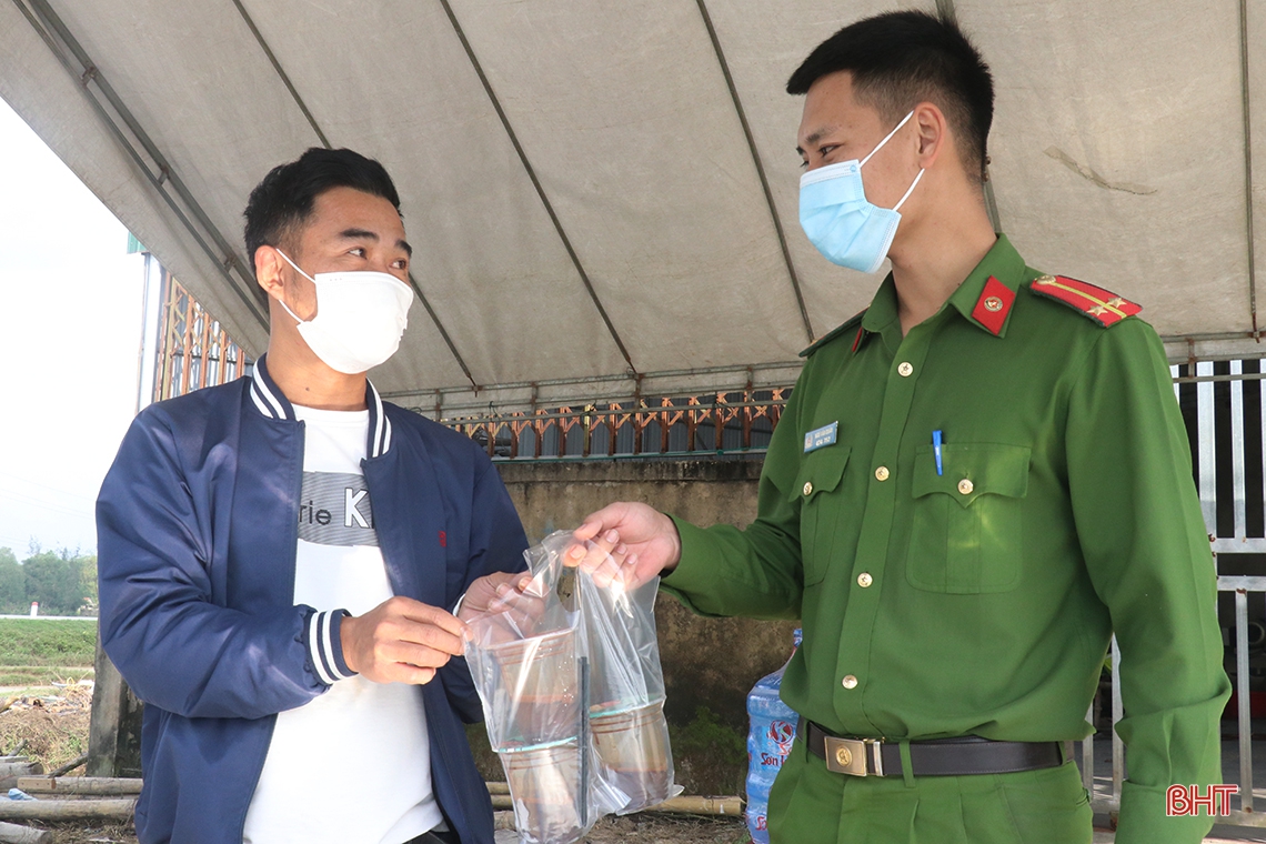 Công an xã Thạch Long nỗ lực chung tay ngăn dịch lây lan trong cộng đồng