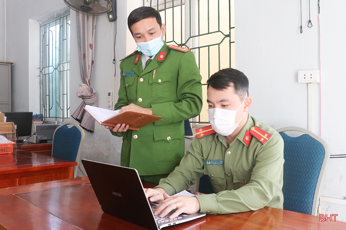Công an xã Thạch Long nỗ lực chung tay ngăn dịch lây lan trong cộng đồng