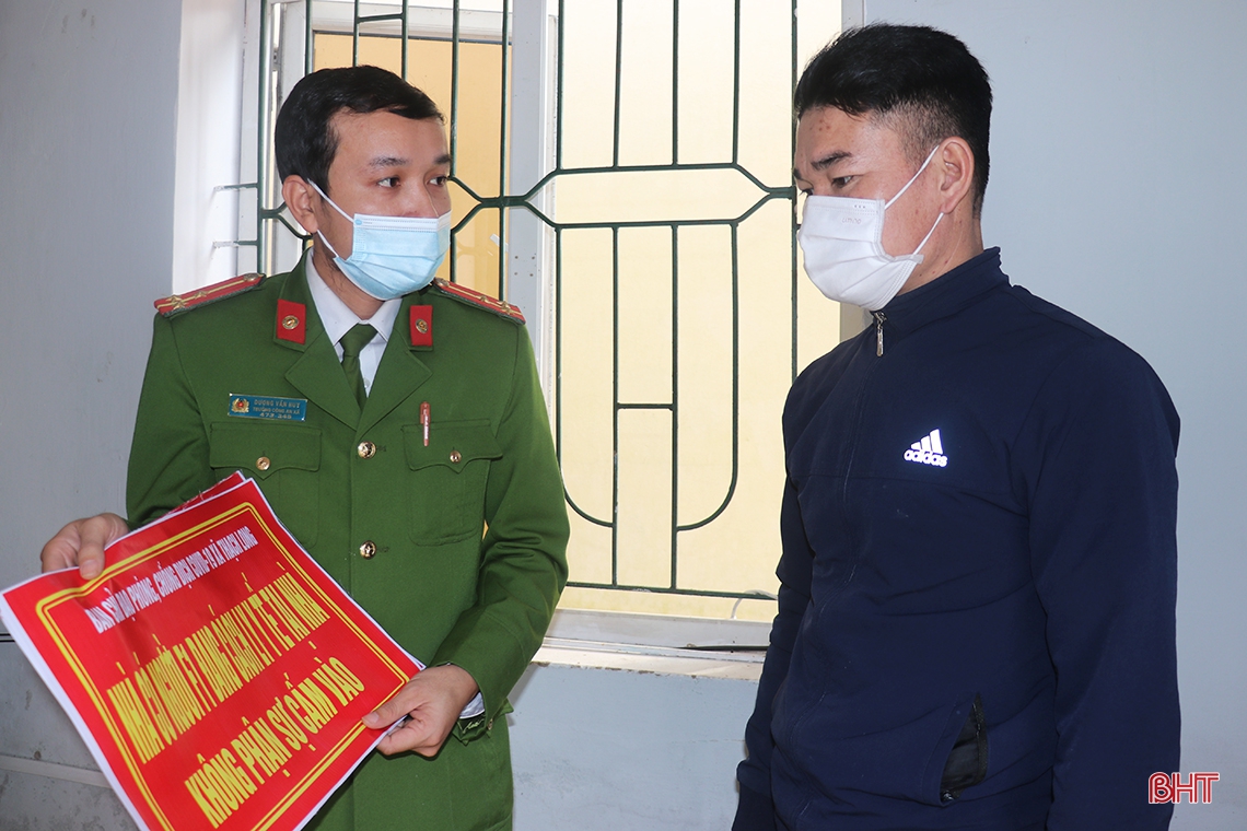 Công an xã Thạch Long nỗ lực chung tay ngăn dịch lây lan trong cộng đồng