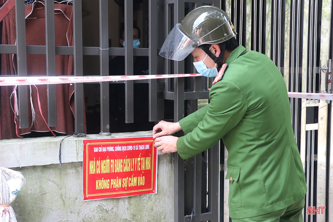 Công an xã Thạch Long nỗ lực chung tay ngăn dịch lây lan trong cộng đồng