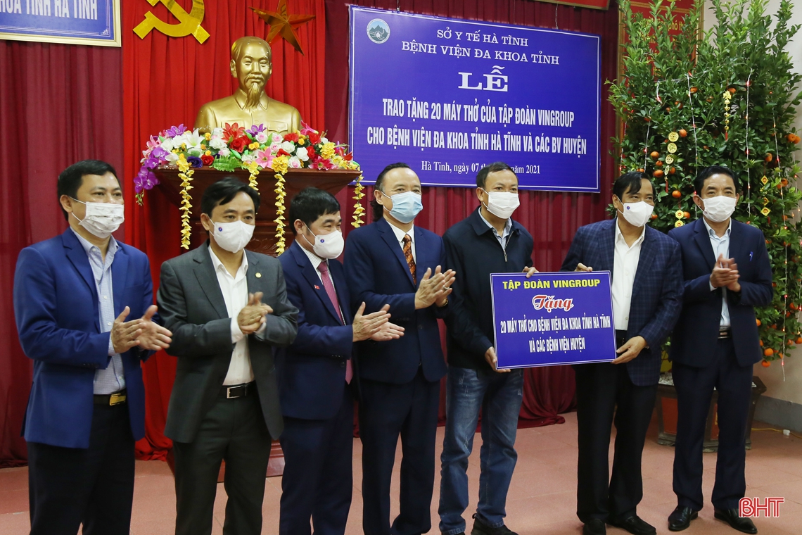 Phó Trưởng ban Thường trực Ban Tổ chức Trung ương trao quà tết tại Hà Tĩnh