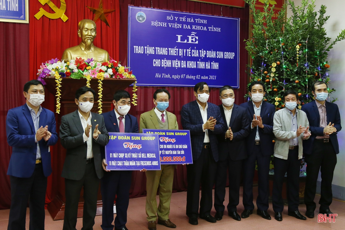 Phó Trưởng ban Thường trực Ban Tổ chức Trung ương trao quà tết tại Hà Tĩnh