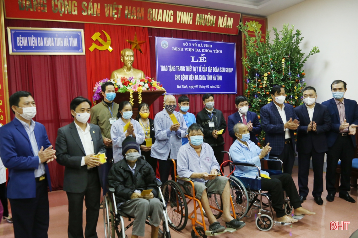 Phó Trưởng ban Thường trực Ban Tổ chức Trung ương trao quà tết tại Hà Tĩnh