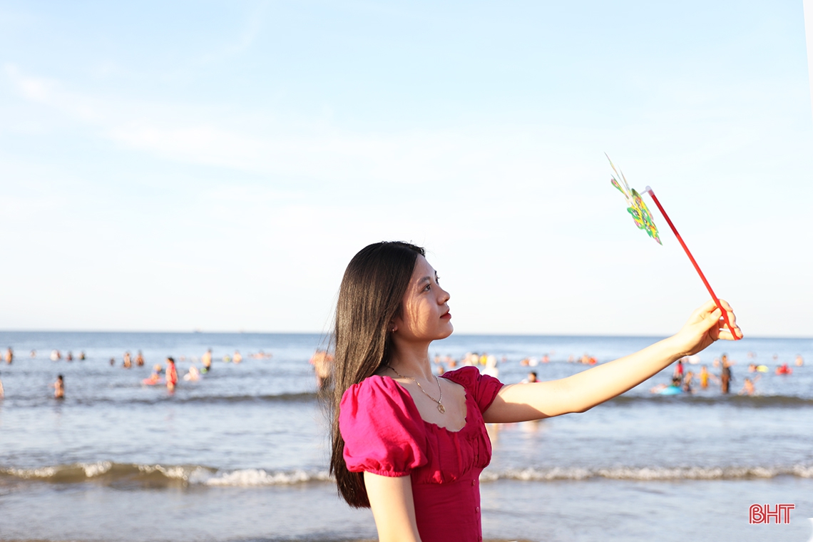 Du khách đổ về biển Kỳ Ninh “giải nhiệt” dịp cuối tuần