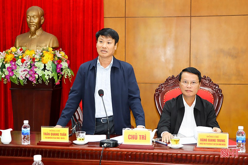 Giám đốc Sở GTVT Trần Quang Tuấn - Tổ trưởng Tổ đại biểu HĐND tỉnh bầu tại huyện Đức Thọ phát biểu tại buổi thảo luận.