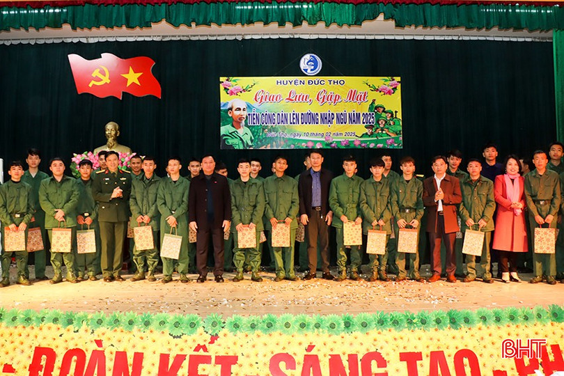 Lãnh đạo BCHQS tỉnh, huyện Đức Thọ tặng quà cho các tân binh trước khi lên đường nhập ngũ.