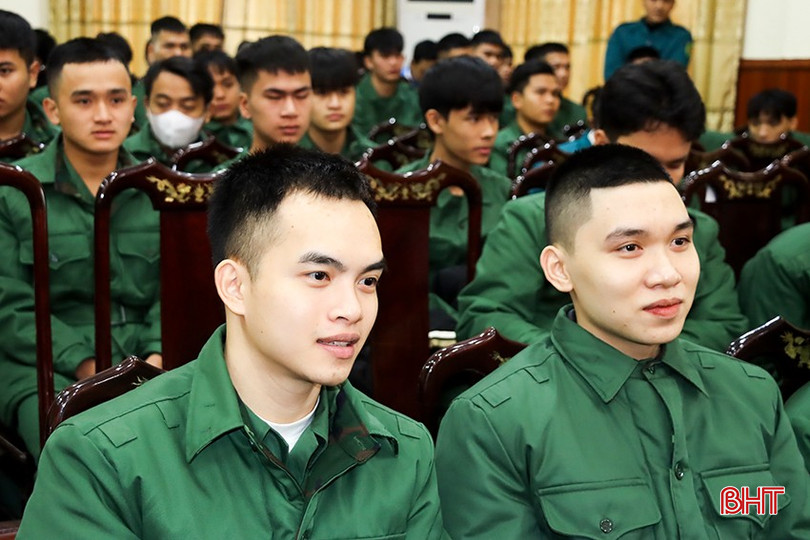 Các thanh niên phấn khởi tham gia buổi giao lưu.