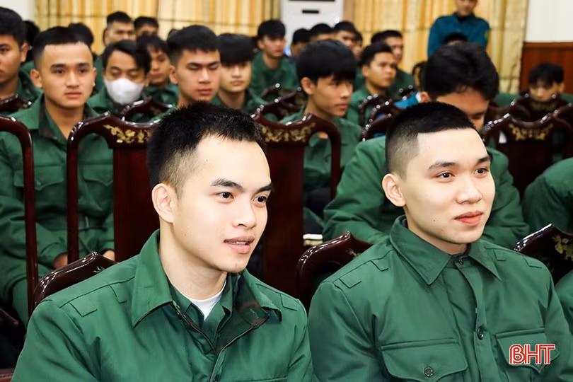 Những tân binh Hà Tĩnh đã sẵn sàng tiếp bước cha anh theo tiếng gọi thiêng liêng của Tổ quốc.