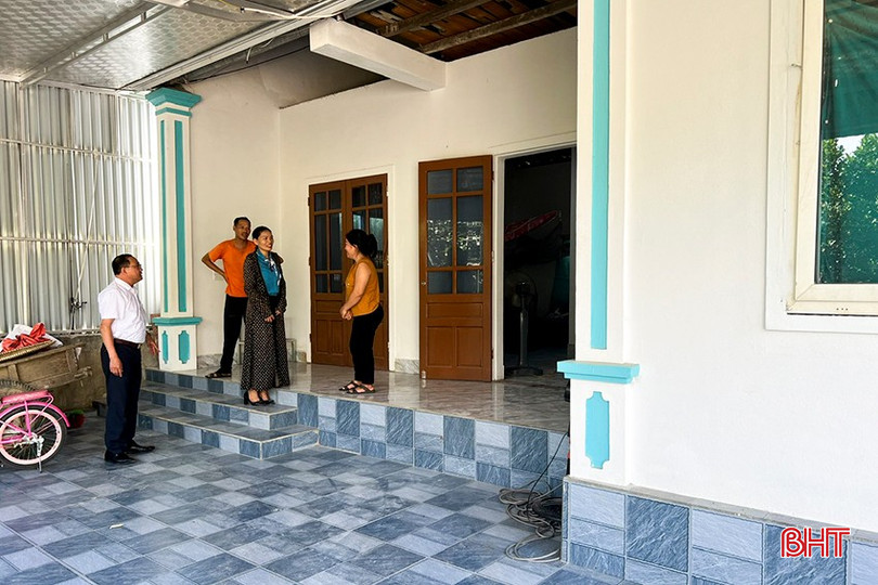 Chị Phan Thị Hồng có hoàn cảnh đặc biệt khó khăn ở thôn Đại Châu, xã Tùng Châu được Ủy ban MTTQ huyện và các nhà hảo tâm hỗ trợ xây dựng ngôi nhà kiên cố.