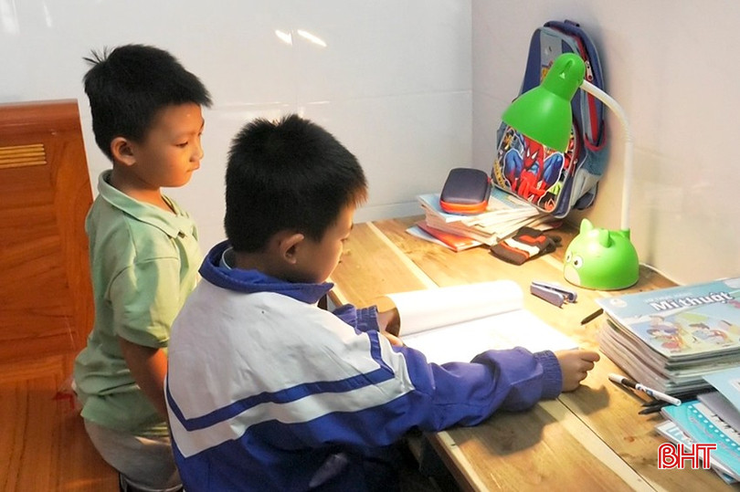 Do nước lũ lên cao, em Nguyễn Minh Thông phải nghỉ học và tự ôn bài ở nhà.