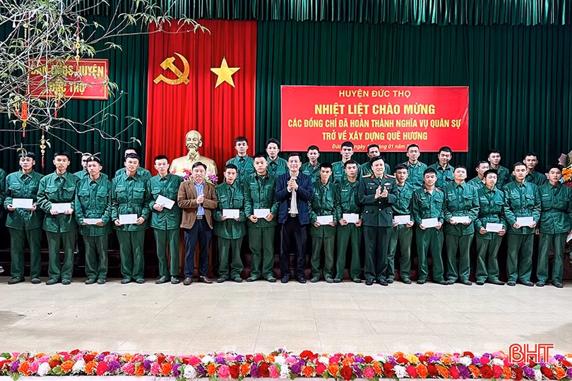 Huyện Đức Thọ tổ chức gặp mặt quân nhân hoàn thành nghĩa vụ quân sự trở về quê hương.
