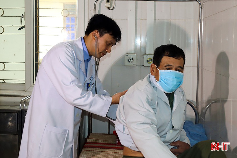 Bác sỹ Đoàn Huy Nhiệm thăm khám cho bệnh nhân.