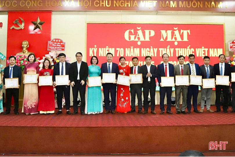 Bác sỹ Đoàn Huy Nhiệm là 1 trong số 15 y, bác sỹ của Trung tâm Y tế huyện Đức Thọ được UBND huyện vinh danh nhân ngày Thầy thuốc Việt Nam 27/2/2025
