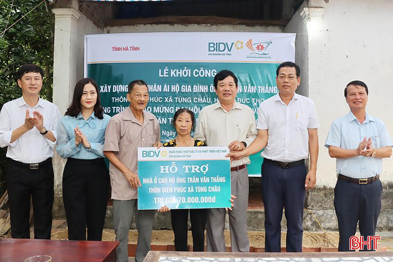 Lãnh đạo Uỷ ban MTTQ tỉnh, lãnh đạo huyện Đức Thọ và đại diện nhà tài trợ trao biểu trưng số tiền 70 triệu đồng cho gia đình ông Trần Văn Thắng.