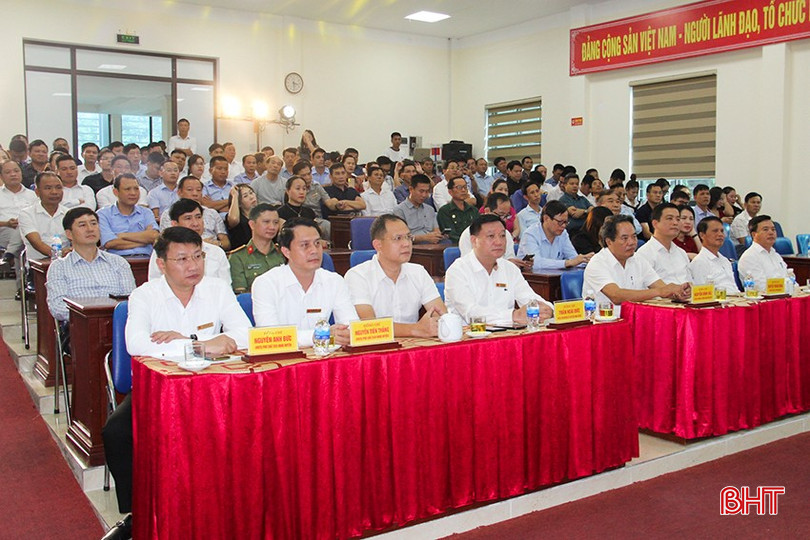 Đại biểu tham dự chương trình.