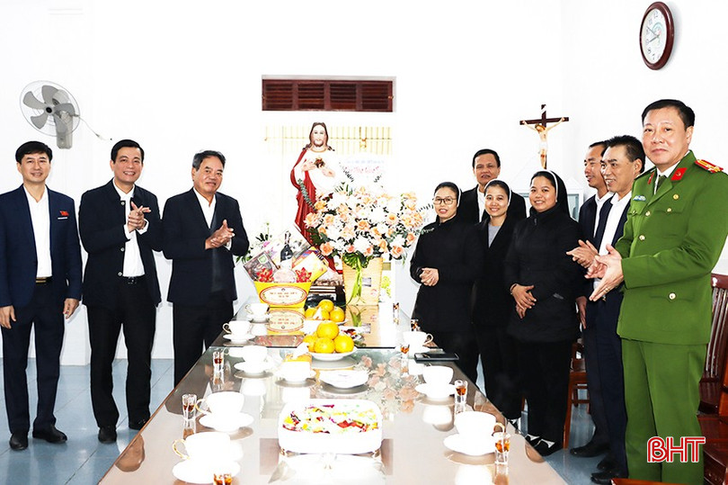 Đoàn chúc mừng Dòng mến thánh giá Nghĩa Yên.