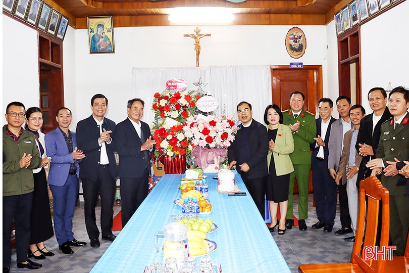 Trưởng ban Nội chính Tỉnh ủy Nguyễn Đình Hải và đoàn công tác tặng hoa chúc mừng Linh mục Hoàng Xuân Hường - Quản hạt Nghĩa Yên.