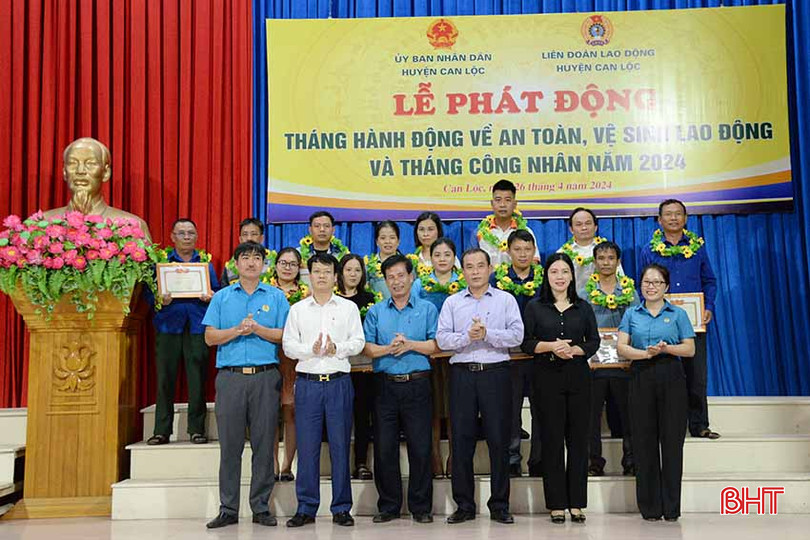 Lãnh đạo LĐLĐ tỉnh, Sở LĐ-TB&amp;XH, UBND huyện Can Lộc tôn vinh 13 cá nhân là công nhân, người lao động tiêu biểu.
