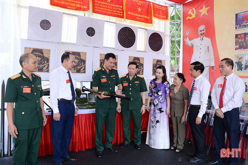 Đại biểu tham quan khu vực trưng bày mô hình, học cụ huấn luyện, diễn tập, sẵn sàng chiến đấu bên lề đại hội.