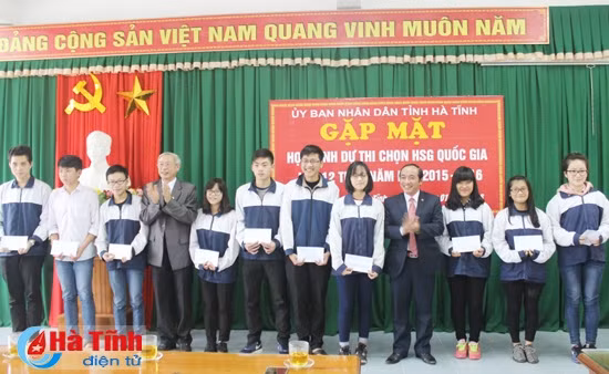 Lãnh đạo Sở GD-ĐT Hà Tĩnh tặng quà, chúc các đội tuyển gặt hái thành tích cao tại kỳ thi học sinh giỏi quốc gia năm 2016.