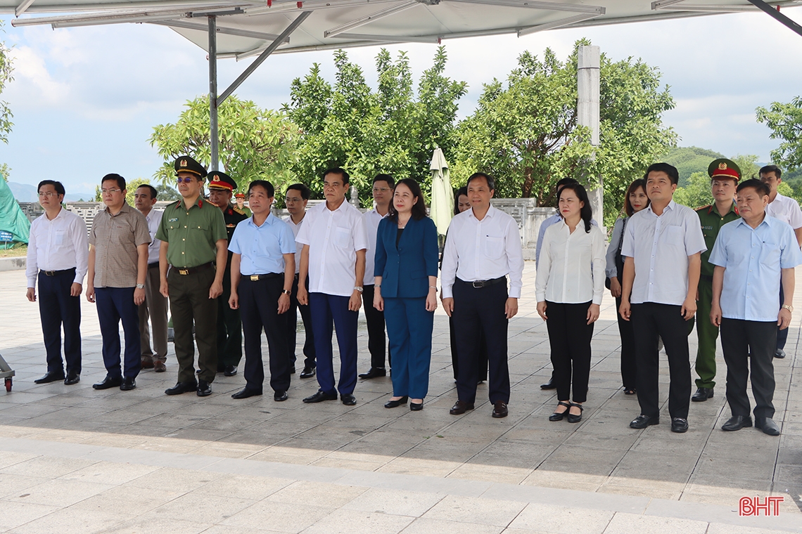 Phó Chủ tịch nước dâng hương tại các địa chỉ đỏ, tặng quà gia đình chính sách ở Cẩm Xuyên