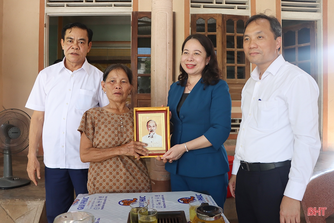 Phó Chủ tịch nước dâng hương tại các địa chỉ đỏ, tặng quà gia đình chính sách ở Cẩm Xuyên
