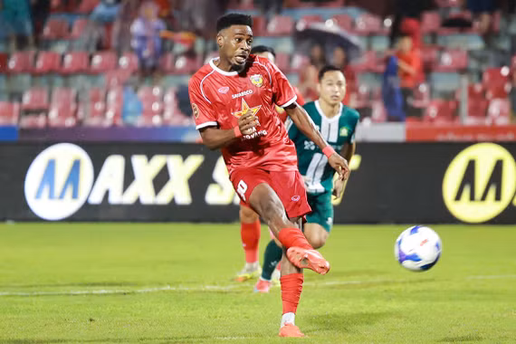 Atshimene đá hỏng penalty ở phút thứ 7. Ảnh HLHT FC.
