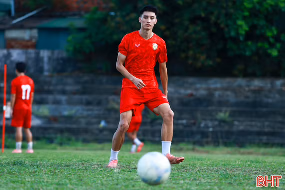 Trung vệ 18 tuổi được Hồng Lĩnh Hà Tĩnh đăng ký thi đấu V.League 