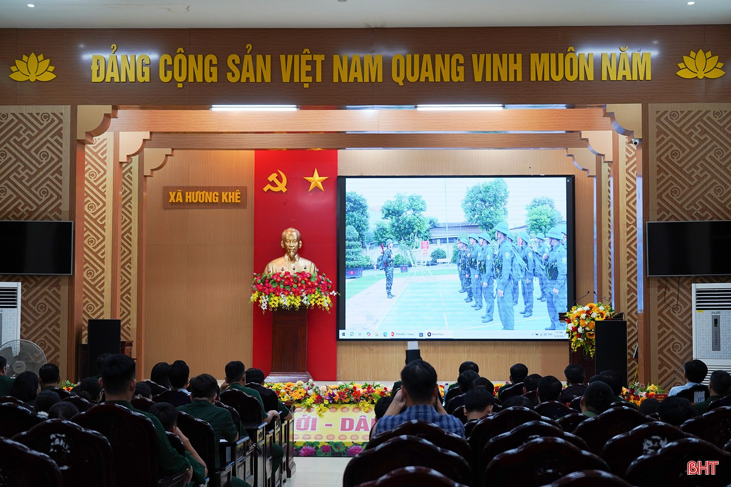 Đại biểu theo dõi video về việc nhận lệnh và thực hiện các bước chuyển lực lượng vũ trang từ trạng thái sẵn sàng chiến đấu lên trạng thái sẵn sàng chiến đấu cao.