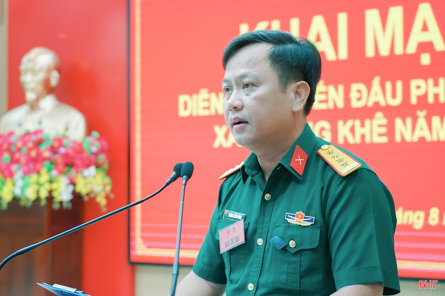 Đại tá Hoàng Xuân Đông - Ủy viên BTV Tỉnh ủy, Chỉ huy trưởng Bộ CHQS tỉnh, Phó Trưởng ban Thường trực Ban Chỉ đạo Diễn tập khu vực phòng thủ tỉnh phát biểu tại buổi khai mạc.