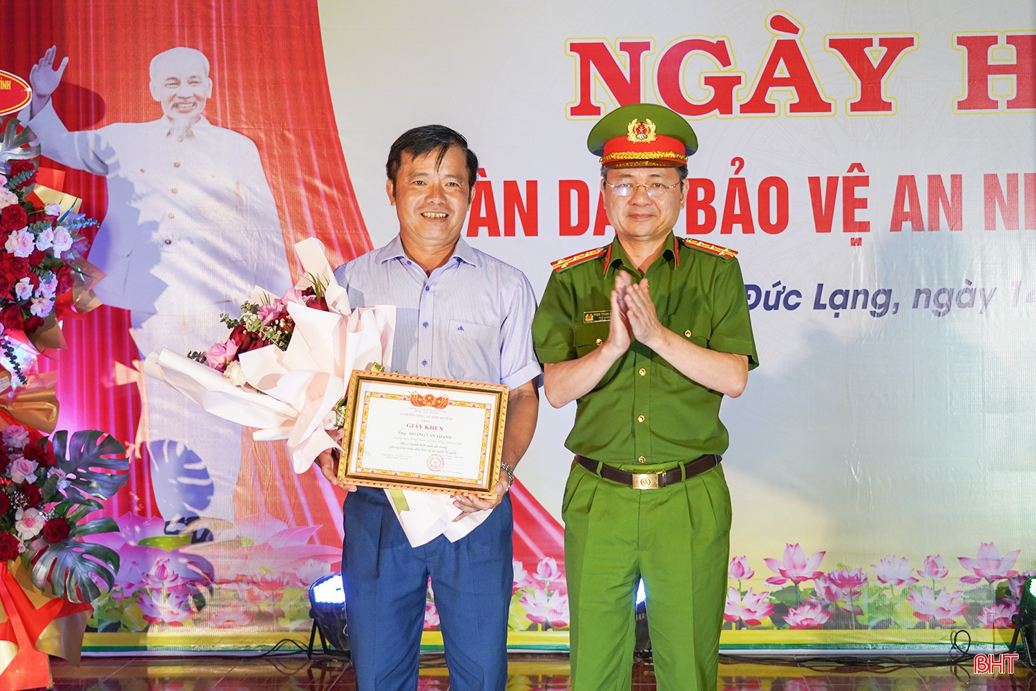 Đại tá Phạm Thanh Phương - Phó Giám đốc Công an tỉnh trao giấy khen của Giám đốc Công an tỉnh cho 1 cá nhân có thành tích xuất sắc trong phong trào toàn dân bảo vệ an ninh Tổ quốc.