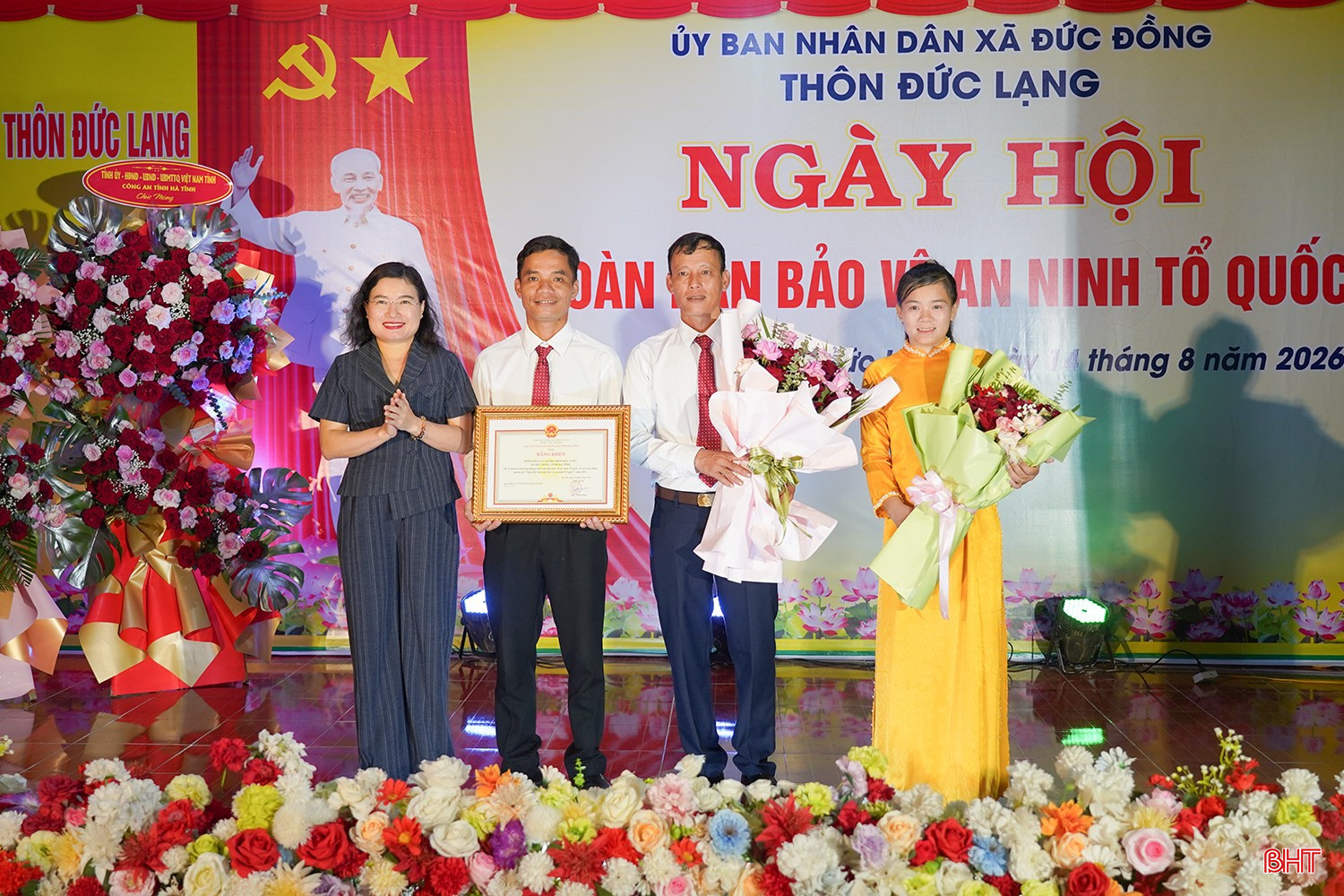 Đồng chí Nguyễn Thị Nguyệt - Phó Chủ tịch UBND tỉnh trao bằng khen của Chủ tịch UBND tỉnh cho cán bộ và Nhân dân thôn Đức Lạng.