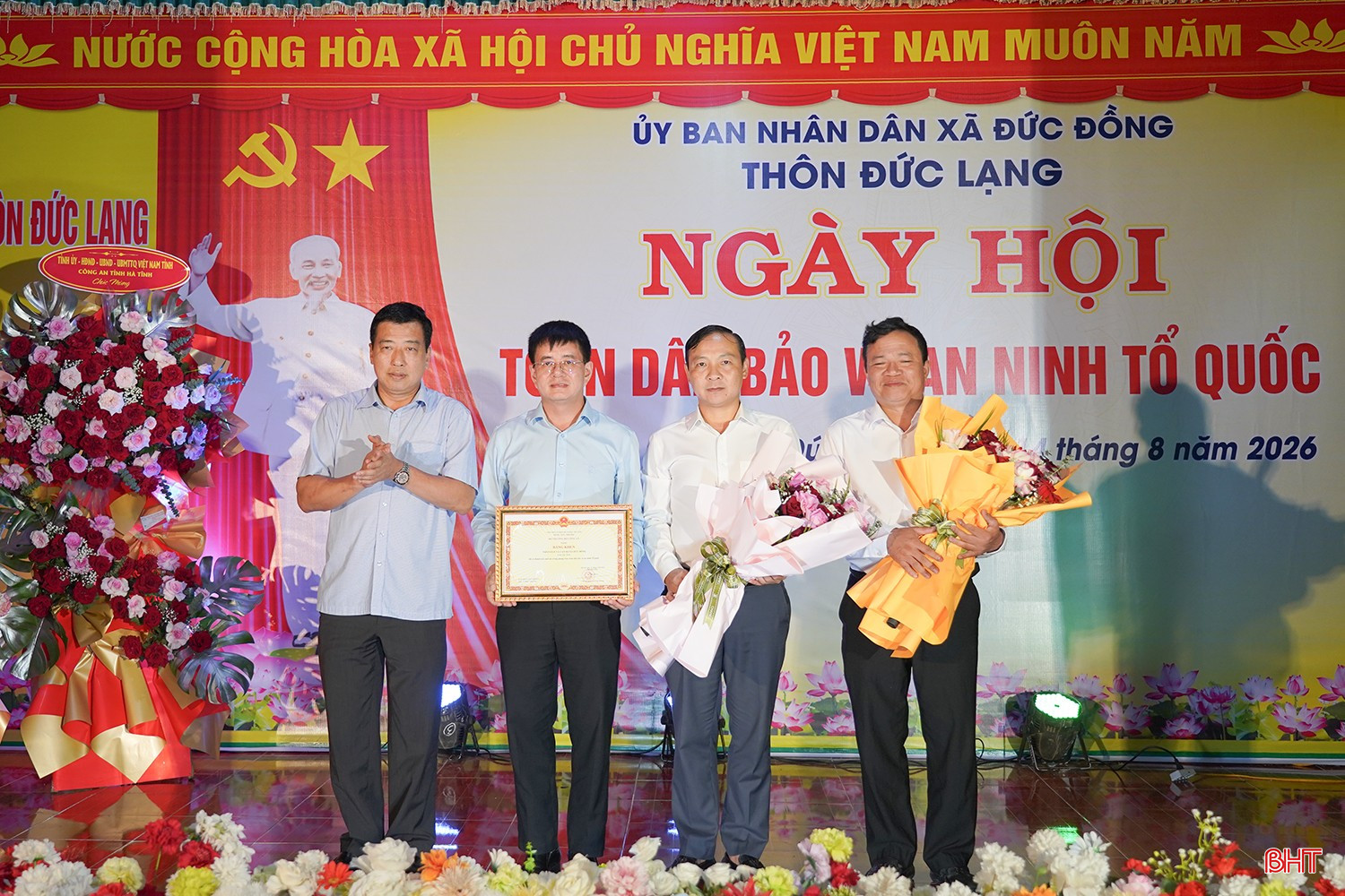 Đồng chí Trần Tú Anh - Chủ nhiệm Ủy ban Kiểm tra Tỉnh ủy trao bằng khen của Bộ Công an cho cán bộ và Nhân dân xã Đức Đồng.