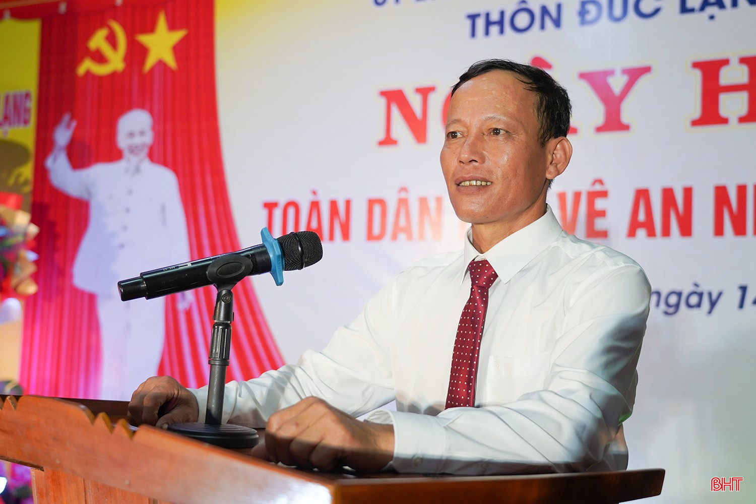 Ông Võ Văn Danh - Trưởng thôn Đức Lạng báo cáo kết quả thực hiện phong trào toàn dân tham gia bảo vệ an ninh Tổ quốc thời gian qua.