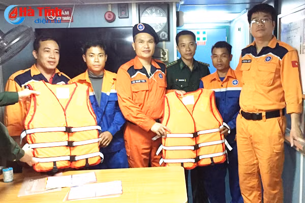 cuu 2 ngu dan ha tinh gap nan tren vung bien dao bach long vy