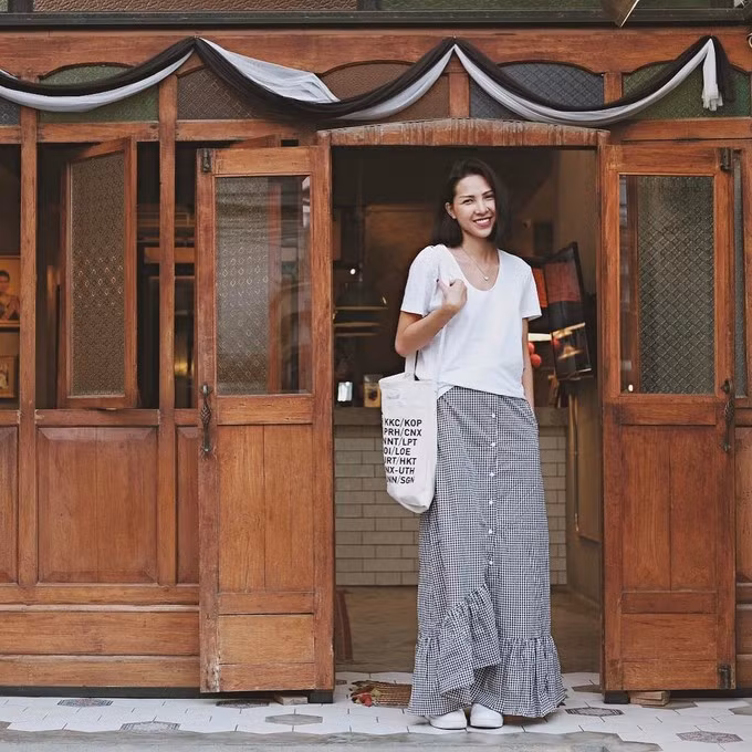 Đủ kiểu diện áo thun trắng không nhàm chán