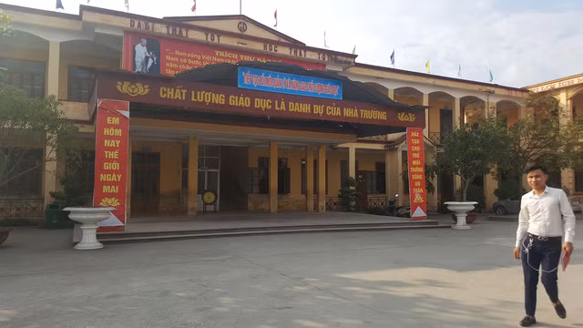 cham dut hop dong giao vien bat hoc sinh uong nuoc gie lau bang
