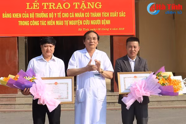 bo y te tang bang khen cho 2 ca nhan hien mau cuc hiem cuu benh nhan